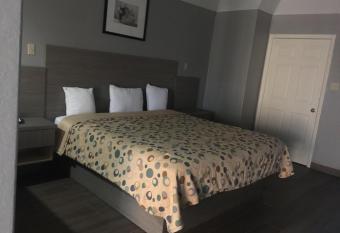 Island Suites Hobby Airport has rooms with a private hot tub