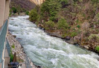 Yosemite View Lodge has rooms with a private hot tub