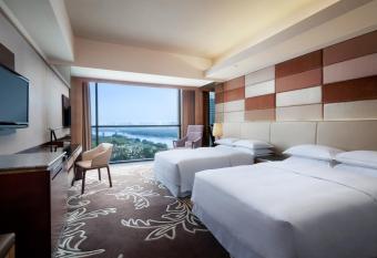 Sheraton Shunde Hotel has rooms with a private hot tub