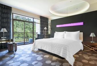 Le M  ridien Xiamen has rooms with a private hot tub