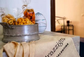 Le Strazzigne has Balcony rooms