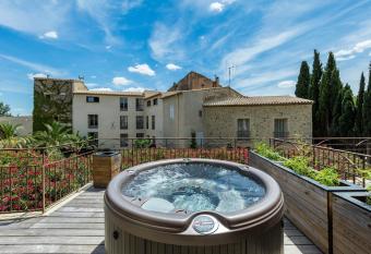 Garrigae Distillerie de Pezenas - Hotellerie & Spa has rooms with a private hot tub