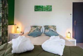 Les villas du triangle - chambres d h  tes allows 18 year olds to book a room