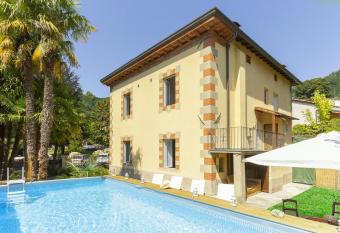 Villa Contessa has Balcony rooms