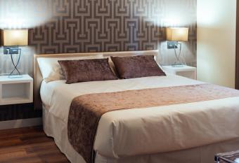 Hotel Rural Pinares de Soria has rooms with a private hot tub