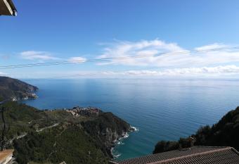 casa fiorella allows 18 year olds to book a room