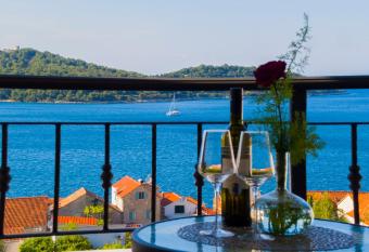 Apartment Sandra (2+2) with a breathtaking view has Balcony rooms