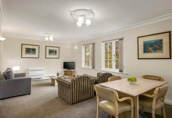 Quest Trinity House has rooms with a private hot tub