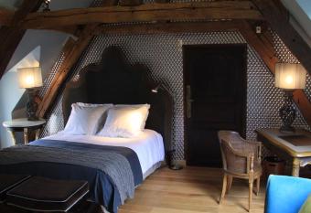 L Hibernie has rooms with a private hot tub