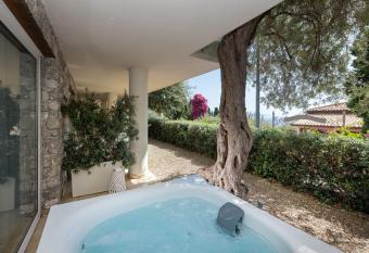 Iancu Charme Apartments allows 18 year olds to book a room