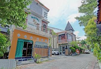 Hotel Batukaru Garden 3 allows 18 year olds to book a room