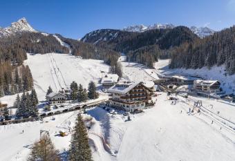 Hotel Alaska has Balcony rooms