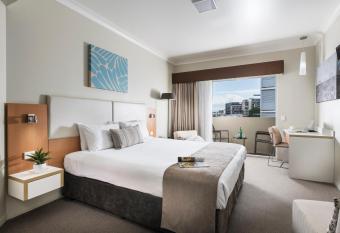 Grand Hotel and Apartments Townsville has Balcony rooms