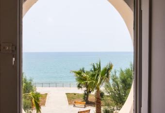 Sea Beach Pozzallo allows 18 year olds to book a room