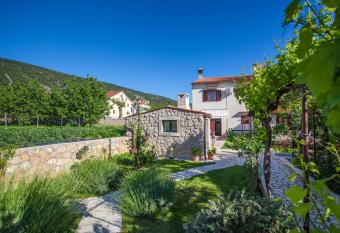 Rooms Ku  i   allows 18 year olds to book a room