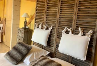 Le Chalet d Etienne allows 18 year olds to book a room