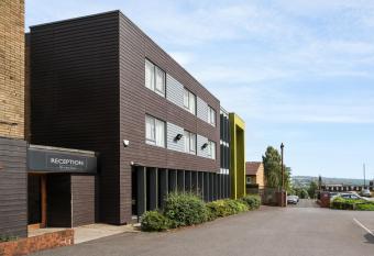 Rooms Inn allows 18 year olds to book a room