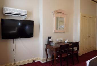 The Glenferrie Hotel Hawthorn has rooms with a private hot tub