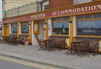McMunns of Ballybunion has Balcony rooms