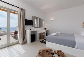 Trinity Mykonos - Villa & Beachfront Boutique Hotel has rooms with a private hot tub