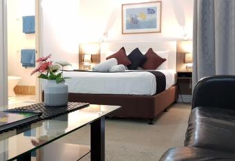 Reef Palms has rooms with a private hot tub