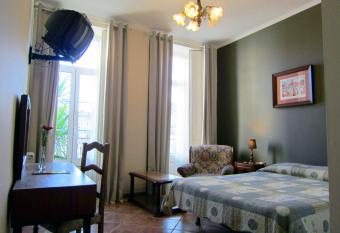 Duas Na    es Guest House allows 18 year olds to book a room