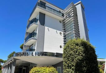 Hotel Lily allows 18 year olds to book a room