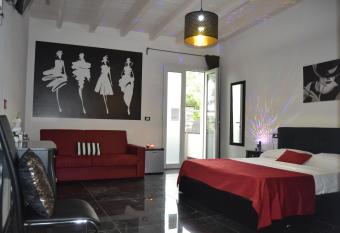 Garda Relais Luna Blu has Balcony rooms