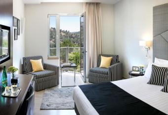 Hotel Yehuda allows 18 year olds to book a room