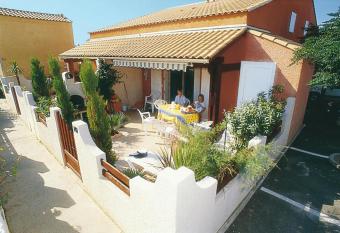 HOLIDAYLAND BAIE DES OLIVIERS VILLA 36m2 1chambre ferm  e 6 couchages ou VILLA 41M2 2chambres ferm  es 7 couchages has Balcony rooms