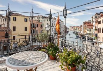 Palazzina Veneziana has Balcony rooms
