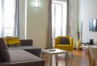 Magnifiques Appartements au coeur du Vieux Nice allows 18 year olds to book a room