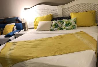 Studio a Le Gosier a 50 m de la plage avec vue sur la mer balcon et wifi has Balcony rooms