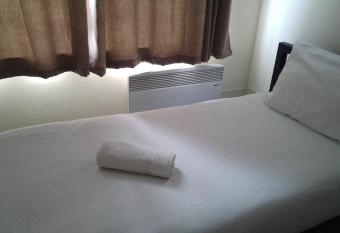 City View Hotel Stratford allows 18 year olds to book a room