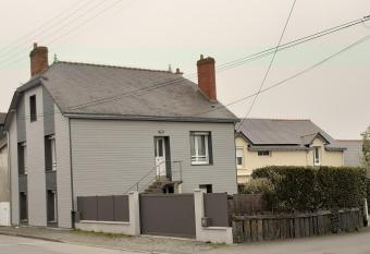 Le g  te blinois allows 18 year olds to book a room