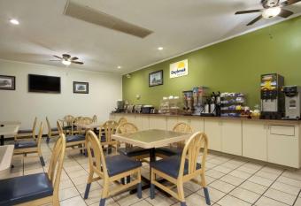 Days Inn Hardeeville Interstate Highway 95 State Line has Smoking rooms