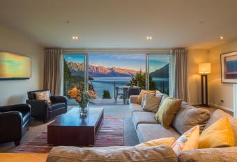 LakeRidge Queenstown by Staysouth has rooms with a private hot tub