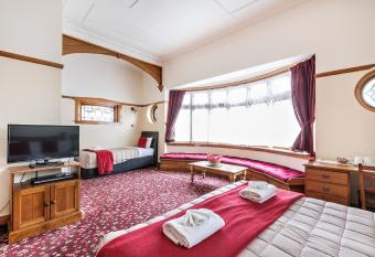Halswell Lodge has rooms with a private hot tub