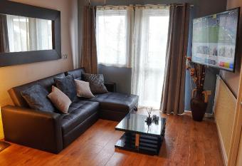 North London Apartment - Edmonton allows 18 year olds to book a room