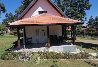 Vikendica na Zlatiboru has Smoking/Balcony rooms