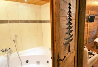 Les chambres et Roulottes des Noisetiers has rooms with a private hot tub