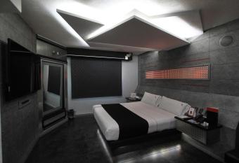 Kuboz Motor Hotel (Motel y Hotel) allows 18 year olds to book a room