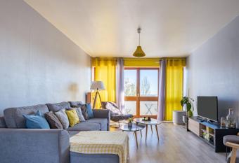 Appartement spacieux   quip   avec WIFI has Balcony rooms