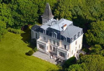 Ch  teau de la Marine allows 18 year olds to book a room