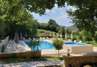 Green Hill Apartments has Balcony rooms