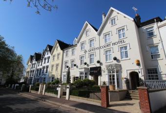 Queens Court Hotel has Balcony rooms