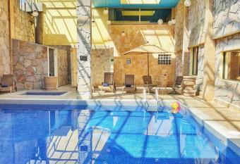 Quinta del Rey Hotel allows 18 year olds to book a room