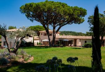 Les Pins de l Escalet allows 18 year olds to book a room