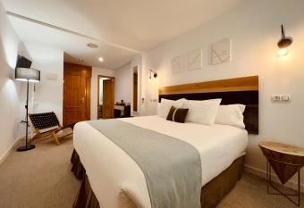 LUZ Vejer Hospeder  a allows 18 year olds to book a room