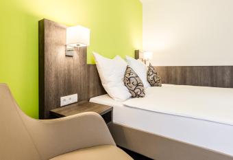 Deluxe Haus Glessen - Zentral zu K  ln! allows 18 year olds to book a room